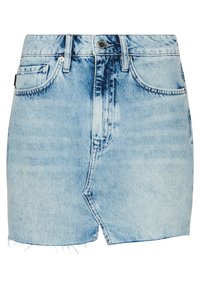 Lichtblauwe denim mini-jurk met verpreide zoom, voorzakken en een knoopsluiting. Heeft een licht versleten patroon en een aansluitende pasvorm.
