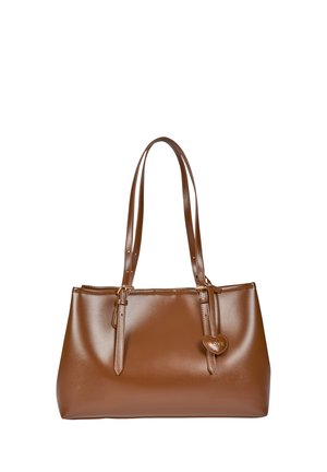 Borsa a mano in pelle marrone con manici lunghi e un ciondolo a forma di cuore con la scritta "LOVE" appeso a uno dei manici.