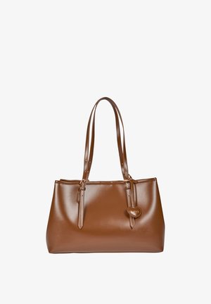 Borsa a mano in pelle marrone con manici lunghi e un ciondolo a forma di cuore con la scritta "LOVE" appeso a uno dei manici.