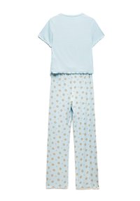  Lichtblauw pyjama set met een kortge mouwen t-shirt en lange broek met een herhaald goudkleurig cirkelpatroon. Zacht katoen materiaal met een gladde textuur.