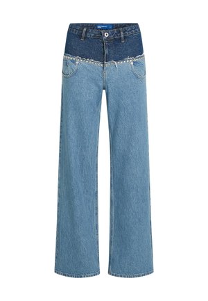 Weite Jeans aus blauem Denimstoff mit einem dunkleren Denim-Einsatz, verziert mit silbernen Nieten entlang der vorderen Taschen.