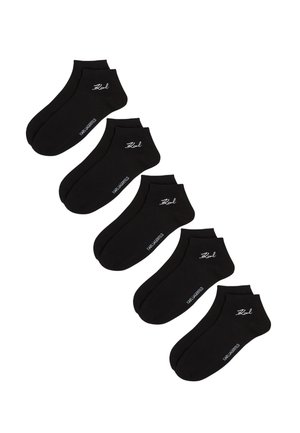 Schwarze Knöchelsocken aus einem Baumwollmix, mit glatter Textur und weißen Logoakzenten. In einer Reihe angeordnet, fünf Paar sichtbar.