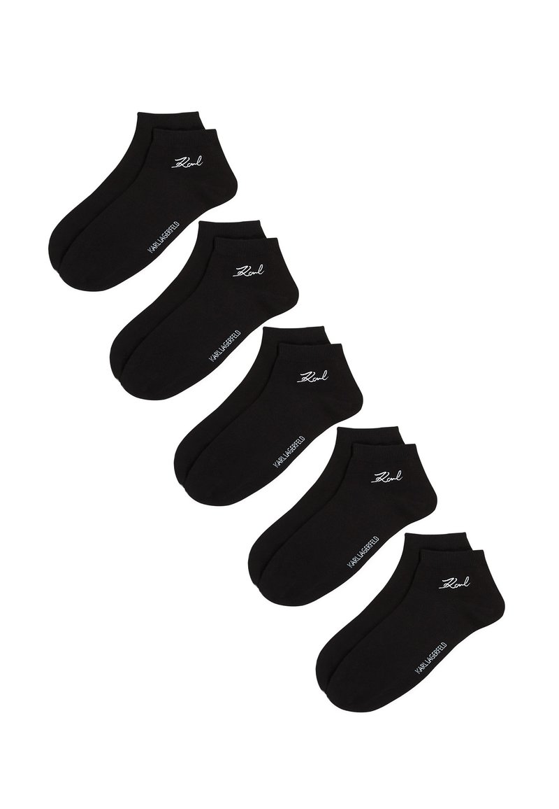 Calcetines negros hasta el tobillo, hechos de una mezcla de algodón, con una textura suave y un acento de logo blanco. Organizados en una fila, se ven cinco pares.