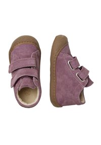 Scarpe in suede viola con profilo basso, due cinture in velcro e suole in gomma marrone. Fodera morbida e design della punta arrotondata.