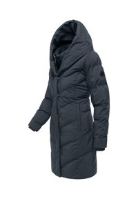 Puffová bunda v tmavě námořnické barvě s vysokým límcem a oversized kapucí. Disponuje zipovým uzávěrem, bočními kapsami a žebrovanými manžetami. Texturovaný, izolační vzor.