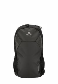 Czarny plecak o smukłym, nowoczesnym designie, z fakturowanym frontem, logo oraz siateczkowymi bocznymi kieszeniami na drobiazgi.