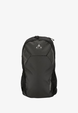 Czarny plecak o smukłym, nowoczesnym designie, z fakturowanym frontem, logo oraz siateczkowymi bocznymi kieszeniami na drobiazgi.