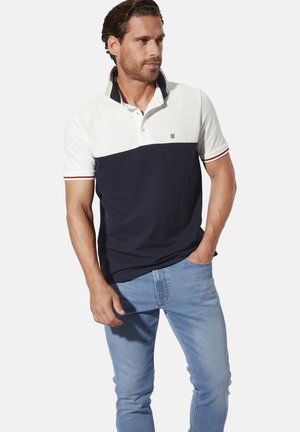 Kurzarm-Polohemd in Weiß, Marineblau und Hellgrün. Verfügt über eine Knopfleiste mit zwei Knöpfen, rot gestreifte Bündchen und ein kleines Logo auf der Brust.