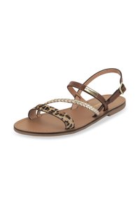 Brun flat sandal med en leopardmönstrad rem, flätad elfenbensfärgad accent och en tan fotbädd. Enkel design med en justerbar vristrem.