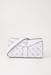 Borsa bianca con motivo logo grigio, hardware triangolare in tonalità oro e tracolla regolabile. Presenta una finitura liscia e un design strutturato.