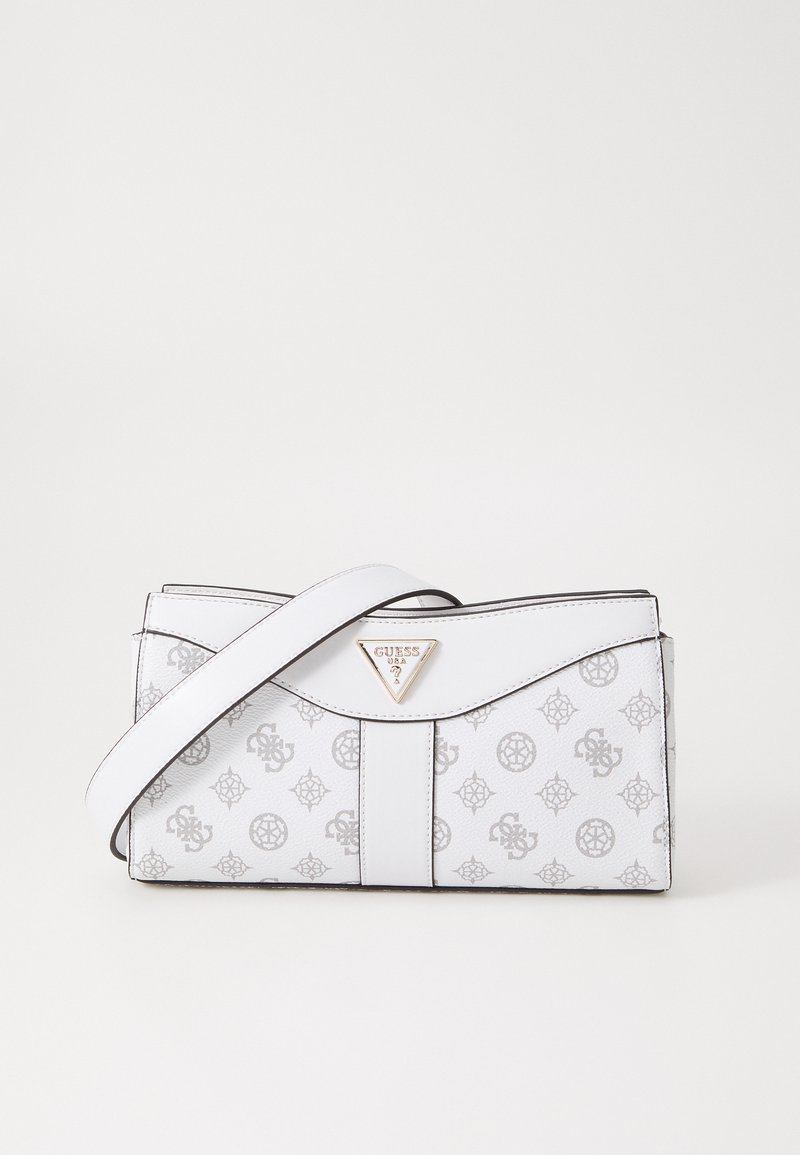 Borsa bianca con motivo logo grigio, hardware triangolare in tonalità oro e tracolla regolabile. Presenta una finitura liscia e un design strutturato.