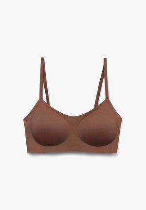 Hnědá bezšvová bezdrátová podprsenka s tvarovanými košíčky a tenkými nastavitelnými ramínky na bílém pozadí.