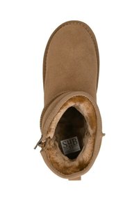 Bruine suede enkellaars met een pluizige voering, rits aan de zijkant en een ronde neus. Label zichtbaar binnenin de laars.