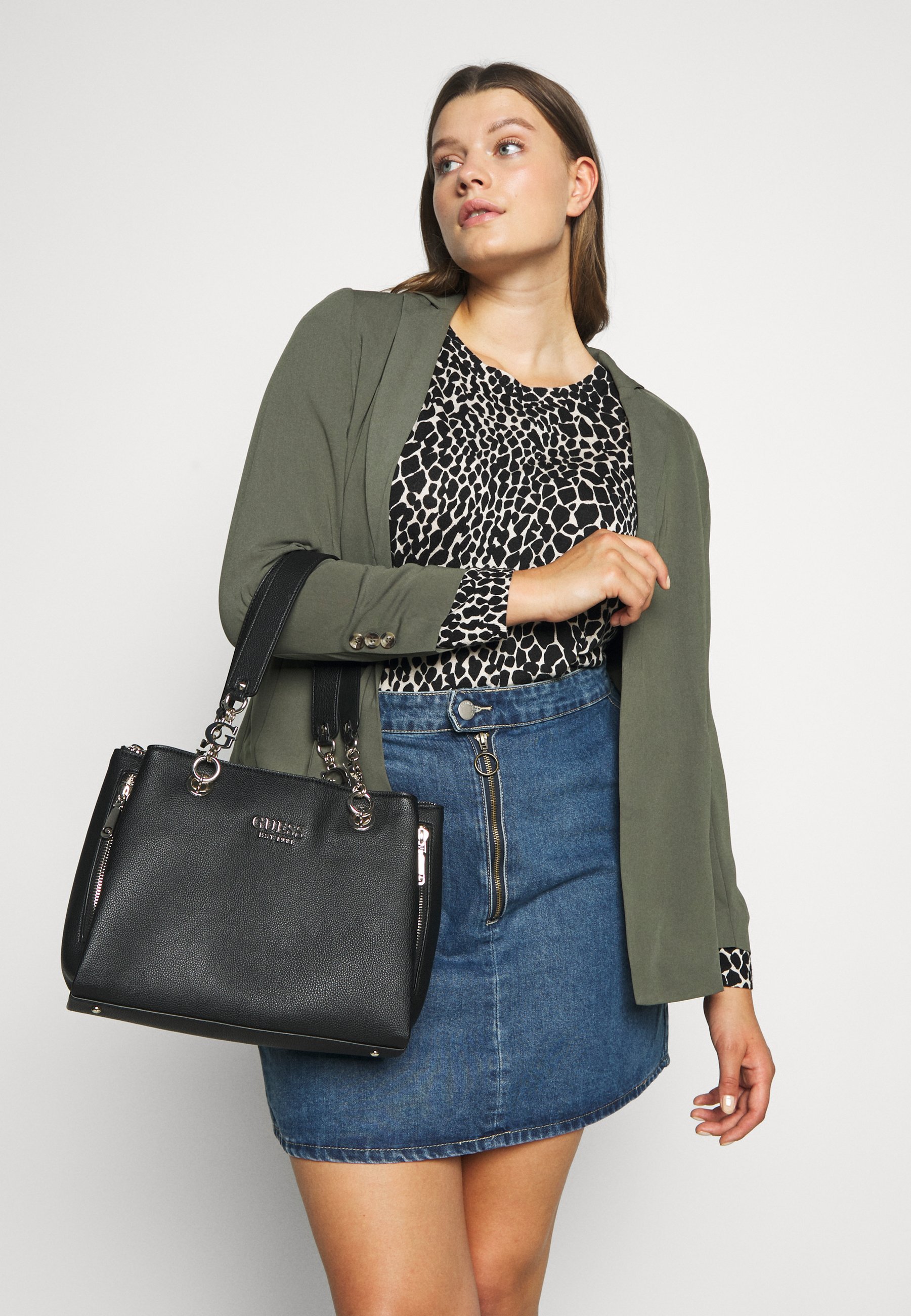 Guess CHAIN GIRLFRIEND SATCHEL Håndveske blacksvart Guess CHAIN GIRLFRIEND SATCHEL Håndveske blacksvart