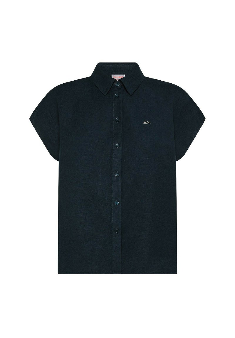 Camicia corta a maniche blu scuro, con colletto e chiusura a bottoni, caratterizzata da un piccolo logo diagonale ricamato sul lato sinistro.