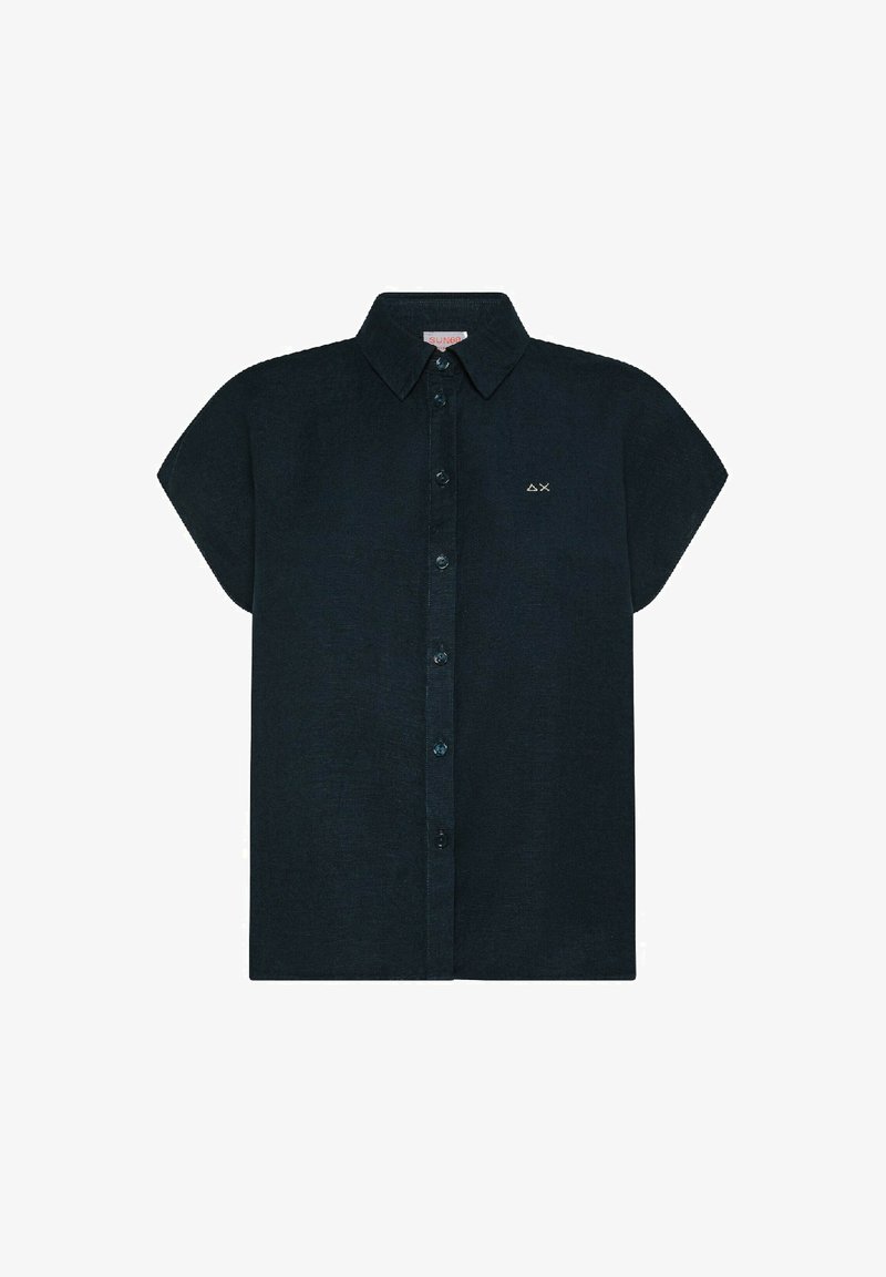 Camicia corta a maniche blu scuro, con colletto e chiusura a bottoni, caratterizzata da un piccolo logo diagonale ricamato sul lato sinistro.