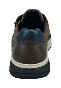 Braune, marineblaue und beige Leder-Sneaker, von hinten betrachtet, mit gepolstertem Kragen, weißer Zwischensohle und schwarzer Außensohle.