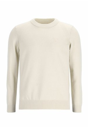 Licht beige gebreide trui met ronde hals, geribbelde boorden en onderrand, voorzien van subtiele diagonale naden op de schouders en een klein logo.