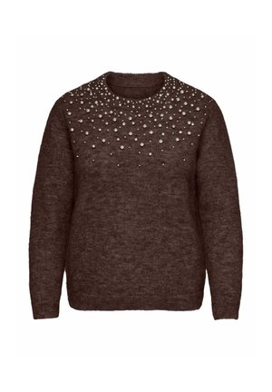 Pull marron en tricot avec un col rond décoré de petites et grandes perles argentées dispersées sur le haut devant et les épaules.