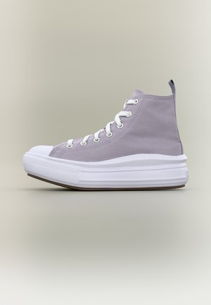 Zapatilla deportiva de lona gris claro de caña alta con suela plataforma blanca gruesa y cordones blancos sobre fondo neutro.