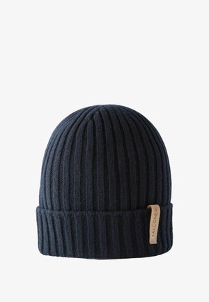 Stickad mössa i mörk marin, med vertikal ribbad textur, vikbar kant och en liten läderlogotyp på sidan.