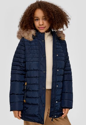 Marineblauwe donsjacket met een faux fur capuchon, gequilt textuur, drukknopen en zijzakken met rits. Gladde stof, knielengte pasvorm.