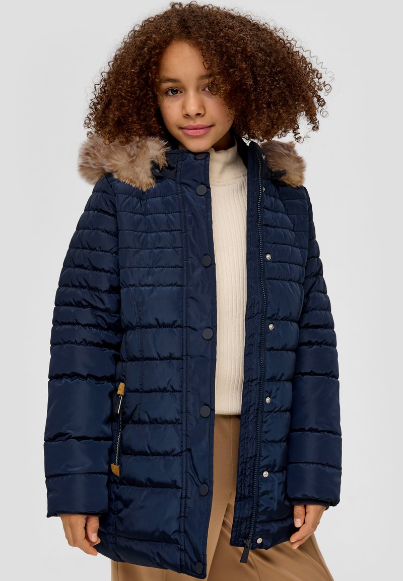 Marineblau gesteppte Steppjacke mit einer Kapuze aus Kunstfell, Druckknöpfen und seitlichen Reißverschlusstaschen. Glattes Material, knielanger Schnitt.