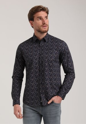 Camisa de manga larga en azul oscuro con patrón geométrico, cuello abotonado, tejido texturizado y dobladillo recto con detalle de logo.