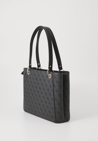 Borsa a tracolla nera realizzata in materiale testurizzato, con doppi manici neri e dettagli in hardware dorato. Un motivo di loghi intrecciati copre la superficie.