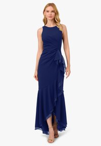Navyblaues Abendkleid mit tailliertem Oberteil, asymmetrischem Rüschensaum und sanften Drapierungen. Hergestellt aus leichtem, fließendem Stoff.