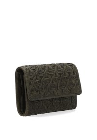 Dunkle, gewebte Lederbrieftasche mit rechteckiger Form, ausgestattet mit einem Klappenverschluss und sichtbaren Ziernähten. Texturierte Oberfläche mit einem Korbmuster.