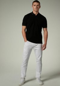 Next FLOCKED - Polo krekls - black geo