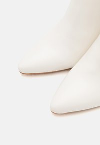 Anna Field Wide Fit Kozačky na vysokém podpatku - white