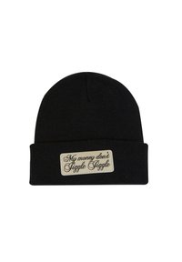 Svart beanie laget av strikket stoff, med en beige rektangulær lapp som har teksten "My money don’t jiggle jiggle" i kursiv.