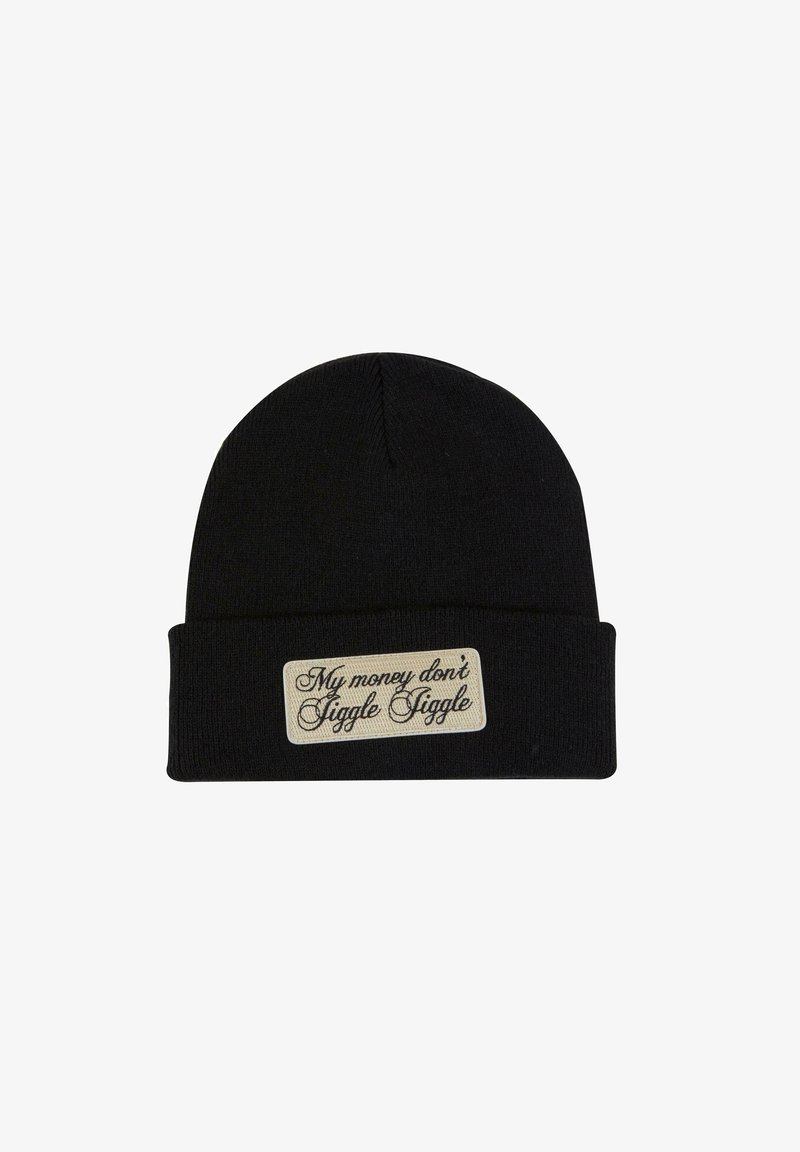 Svart beanie laget av strikket stoff, med en beige rektangulær lapp som har teksten "My money don’t jiggle jiggle" i kursiv.