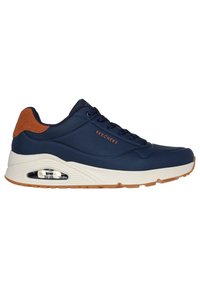 Baskets de sport bleu marine avec une tige lisse, un accent en daim beige à l'arrière, une semelle intermédiaire rembourrée et une unité d'air transparente dans la semelle.
