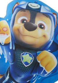 Giocattolo di peluche a forma di cane in un uniforme da supereroe blu con un distintivo a forma di stella, con un volto sorridente, grandi occhi e un corpo strutturato.
