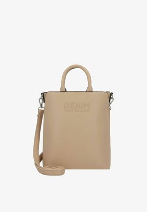 Sac à main en cuir beige au design structuré, avec des poignées supérieures et une bandoulière amovible. Présente un logo embossé sur le devant.