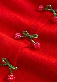 PETITE FIT - CREW NECK - Strickjacke - red cherry buttons