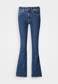 Jean flare en denim bleu avec poches avant, passants de ceinture, fermeture à boutons, et coutures visibles sur fond blanc.