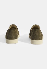 Olivgrüne Wildleder-Slipper mit abgerundetem Zehenbereich, strukturiertem Obermaterial und kontrastierender heller Gummisohle. Gerader Daumenstil am Hinterteil.