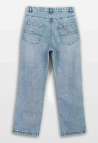 Jasnoniebieskie dżinsy o prostym kroju pokazane z tyłu, z dwiema tylnymi kieszeniami, pętlami na pasek i widocznymi detalami szwów.