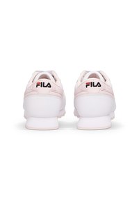 Valkoiset sneakerit vaaleanpunaisilla yksityiskohdilla, joissa on sileä nahkapinta, pyöreä nenä, pehmustettu kaulus ja musta Fila-logo kannassa.