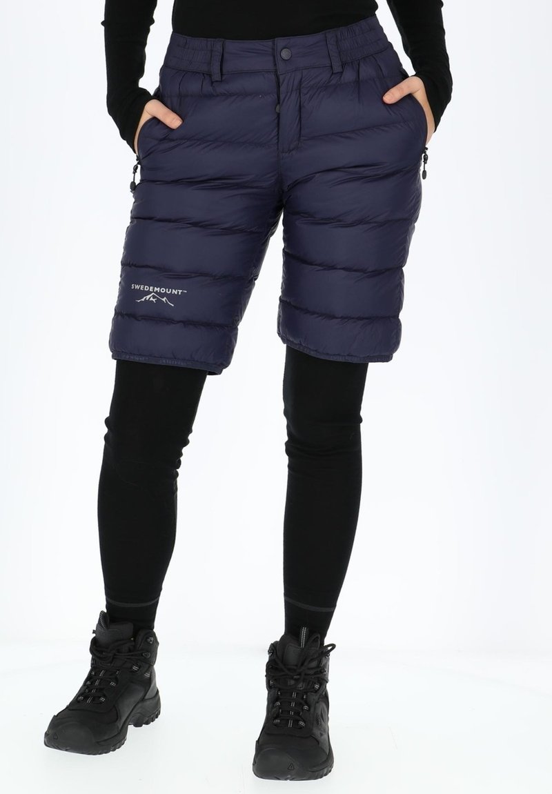 Pantaloni corti imbottiti blu navy con cintura elastica, dotati di tasche con zip e del logo "Swedemount" sulla coscia sinistra.