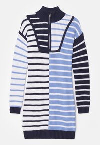 Maglione in maglia con colletto alto, caratterizzato da una combinazione di righe orizzontali in blu navy, azzurro e bianco. Chiusura frontale con zip al quarto.