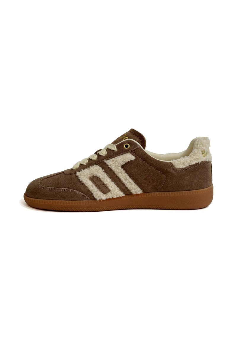 Sneaker in suede marrone con accenti in finta pelliccia color crema, chiusura con lacci sul davanti, suola in gomma e logo distintivo in materiale morbido sul lato.