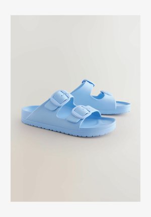 Helle blaue Sandalen aus strapazierfähigem Material, mit zwei verstellbaren Riemen mit Schnallen und einer strukturierten Sohle für besseren Halt.