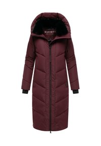 Cappotto imbottito bordeaux con cappuccio staccabile in pelliccia sintetica nera. Presenta cuciture diagonali, maniche lunghe e chiusura frontale con zip.