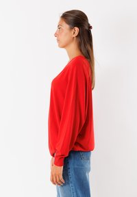 KONTATTO SCOLLO A V - Maglione - rosso