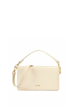 Prostokątna kremowa skórzana torebka z złotymi okuciami i dwoma paskami, jednym krótkim uchwytem oraz dłuższym paskiem na ramię.